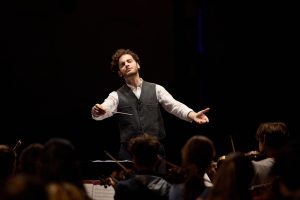 Emmanuel Tjeknavorian Violinist und Dirigent
