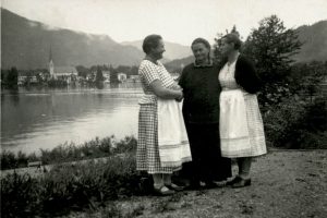 Hedwig Courths-Mahler und ihre Töchter Margarete Elzer und Friede Birken am Tegernsee